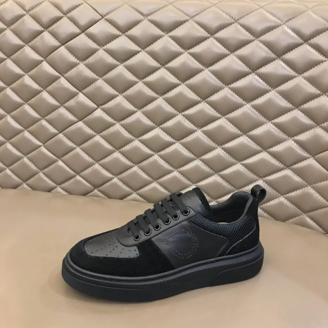 p420 "Salvatore Ferraga**" men's low-cut fashion sneakers. This casual shoe has a novel structure and is made of soft calfskin. The contrasting color elements on the upper highlight the bold and avant-garde atmosphere. The first-layer cowhide lining is high-end and comfortable. Energetic and fresh, these shoes can be worn with casual looks or add a touch of street style to elegant trousers.  Size: 38-44